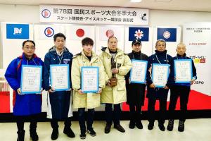 アイスホッケー競技会　総合成績2位表彰　横川将也副会長（左から2番目）